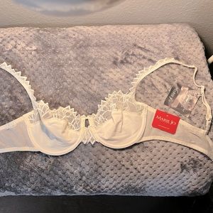 Marie Jo: New Gorgeous White Underwire Lace Bra (34A) with matching bottoms (M).